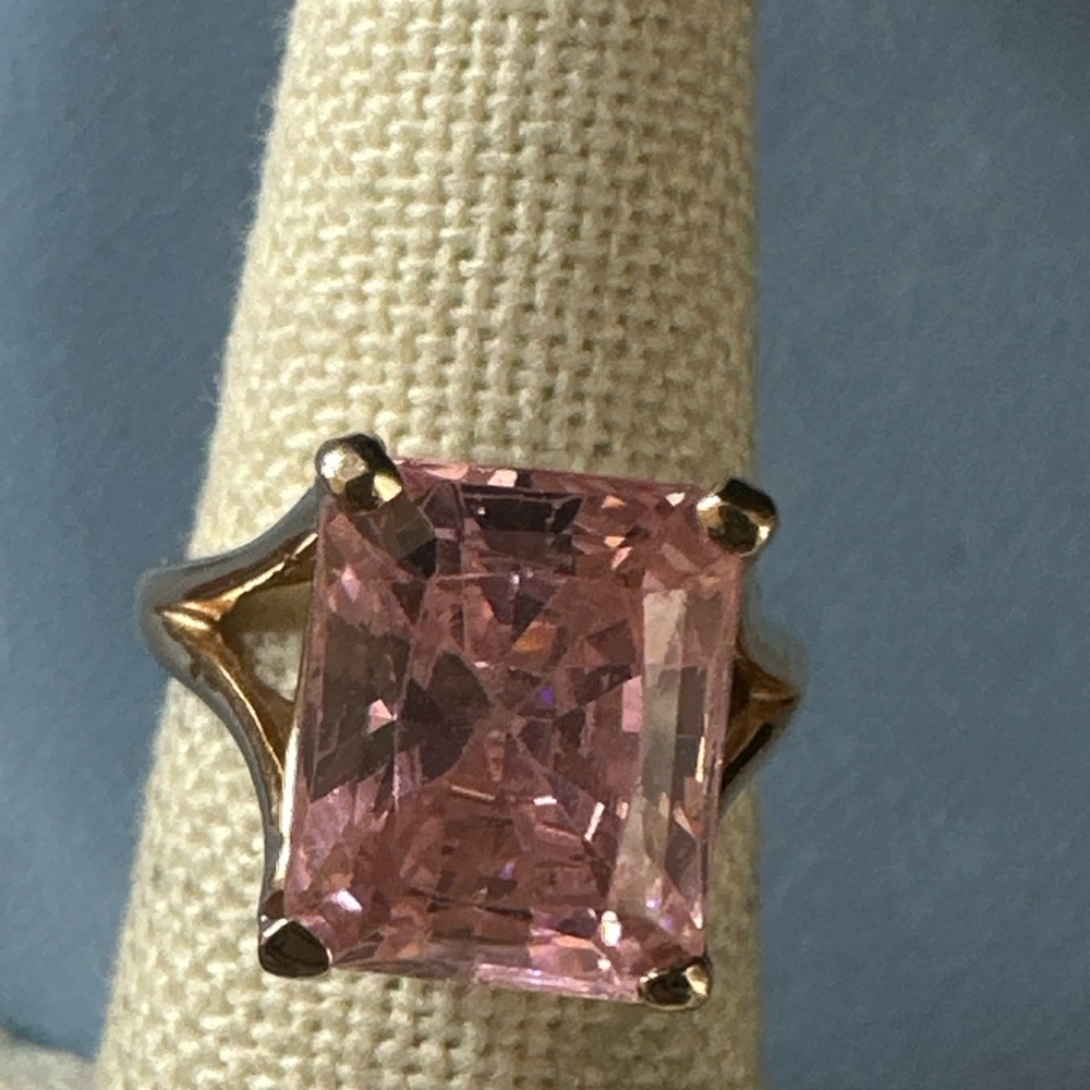 Elegant Pink Gemstone Ring - Picture 2 of 14